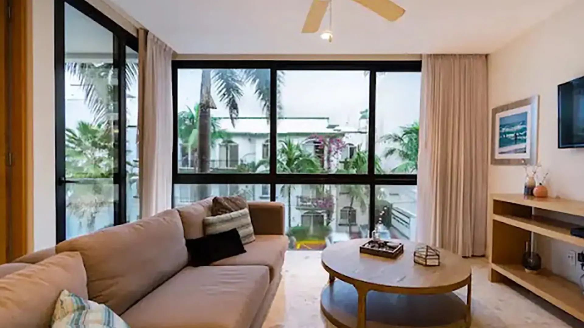 Sala con tv Anah Suites by once:once Properties Playa del Carmen